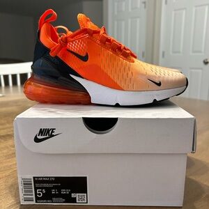 Size 5.5 women’s Nike 270s